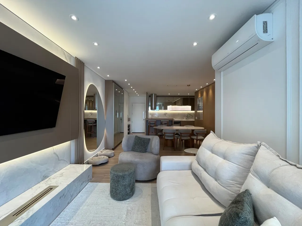 Sala de estar moderna com sofá branco e decoração contemporânea.