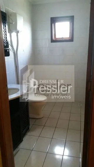 Hall com paredes brancas e piso de cerâmica em uma propriedade.