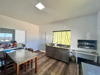 Imagem de uma cozinha com bancada e área de jantar em um imóvel no Brasil.