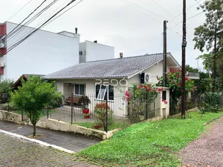 Fachada de uma casa em Lajeado, Brasil, com cerca e jardim.