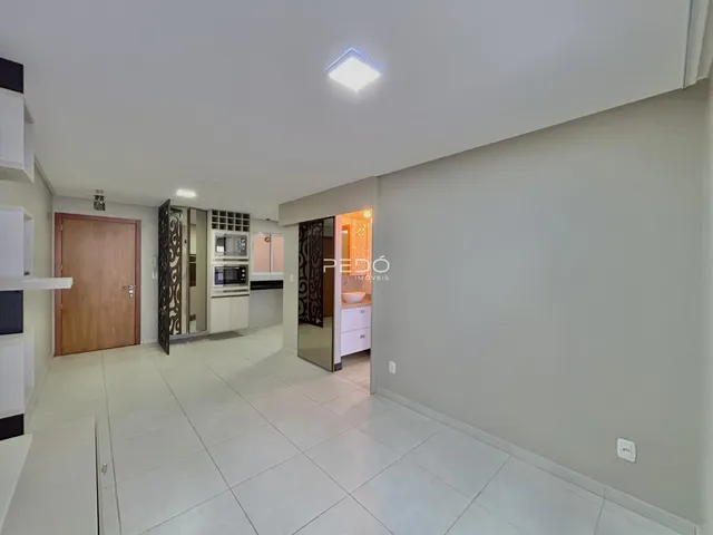 Sala de estar com piso de cerâmica e portas de madeira.