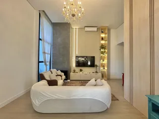 Quarto com cama e janela em ambiente claro.
