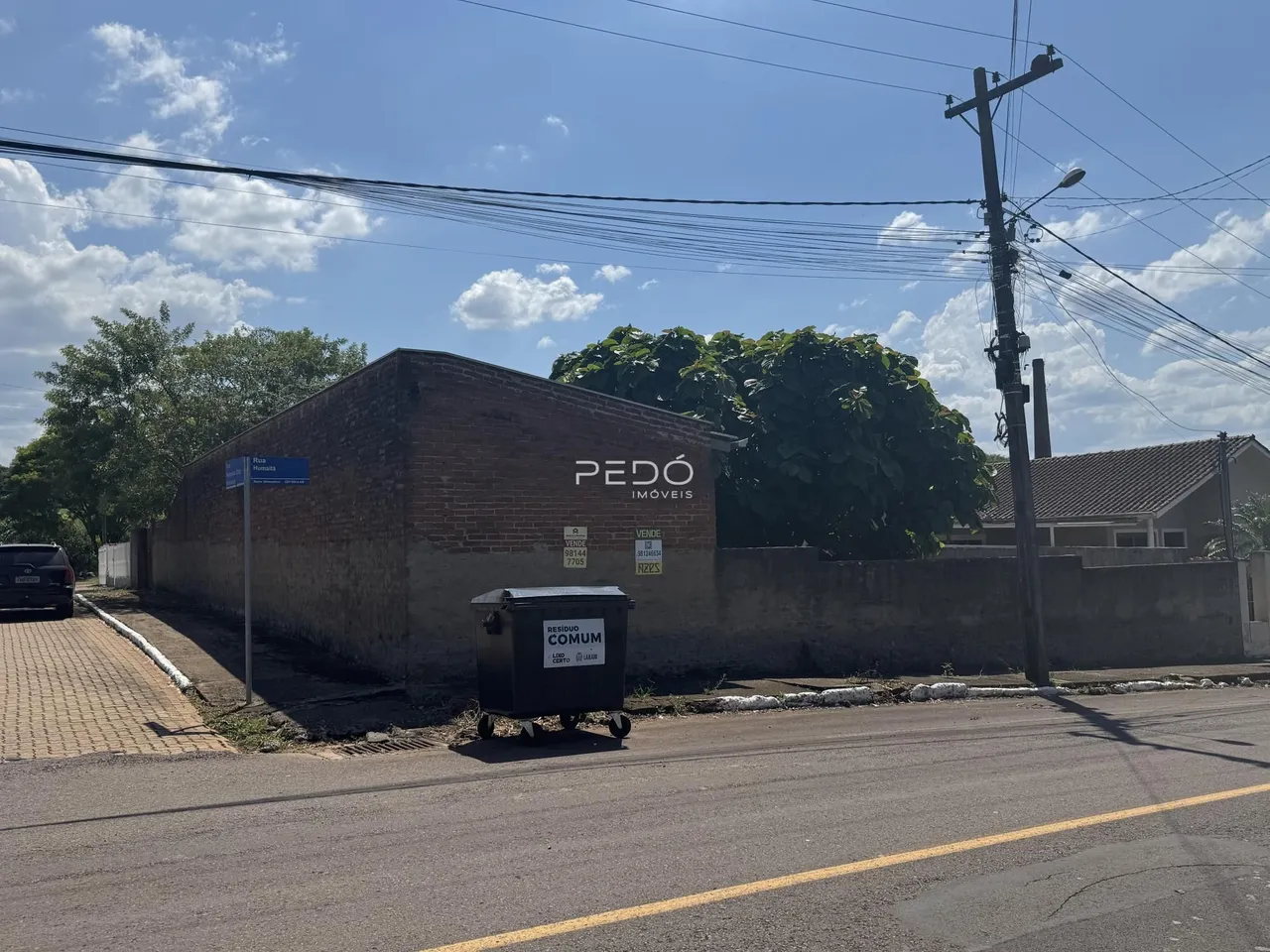 Fachada de um imóvel de tijolos na rua em Lajeado, Brasil.