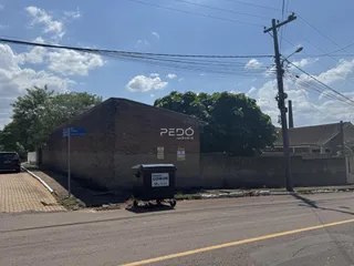 Fachada de um imóvel de tijolos na rua em Lajeado, Brasil.