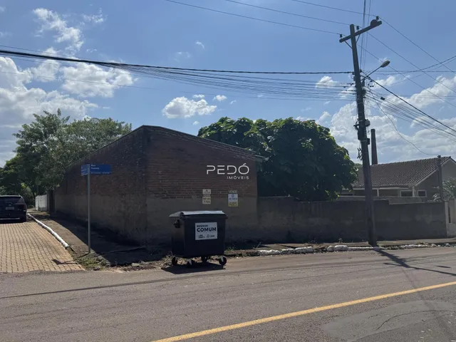Fachada de um imóvel de tijolos na rua em Lajeado, Brasil.