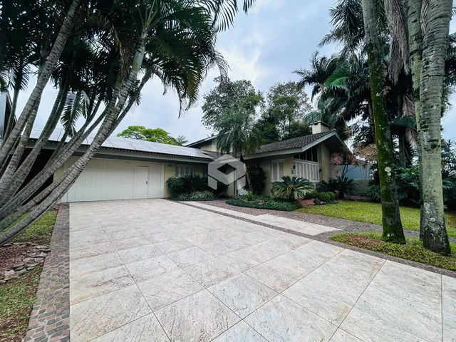 Fachada de uma residência em Lajeado, Brasil com jardim e entrada pavimentada.