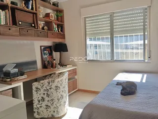 Quarto com estante de madeira e janela grande em Lajeado.