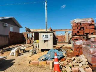 Fachada de uma construção em Lajeado, Brasil, com materiais de alvenaria visíveis.
