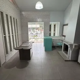 Hall de entrada com piso de cerâmica e teto de gesso.