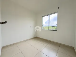 Ambiente interno de uma sala com piso de cerâmica e vista para a paisagem.