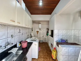 Foto de uma cozinha com armários brancos e piso de cerâmica em Lajeado.