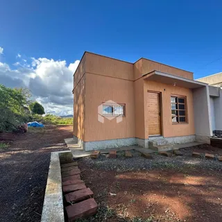 Fachada de uma residência em Lajeado, Brasil, com jardim e caminho de pedras.