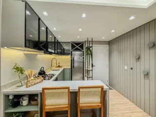Vista da cozinha moderna com ilha e armários em Lajeado.