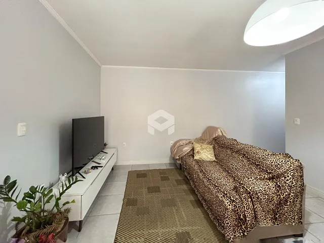 Foto de um quarto com cama e móveis em um imóvel.
