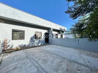 Fachada de uma residência em Lajeado, Brasil, com área externa pavimentada.