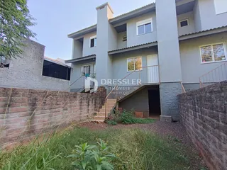 Fachada de um prédio residencial em Lajeado, Brasil, com muro de contenção e vegetação na frente.