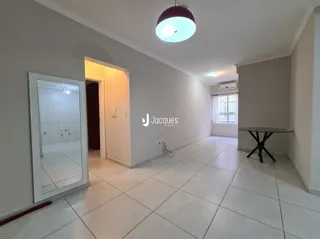 Hall de entrada com piso de cerâmica e paredes brancas.