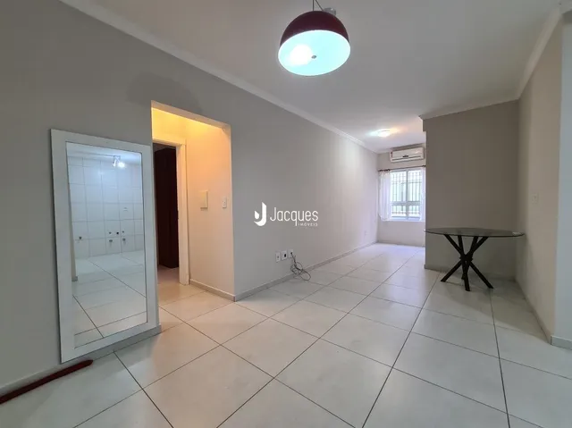 Hall de entrada com piso de cerâmica e paredes brancas.
