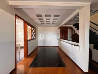 Hall de entrada com piso de madeira e piso de cerâmica.