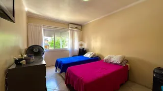Quarto com duas camas e janela em um imóvel no Brasil.
