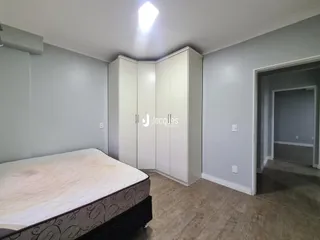Quarto com cama e armário em um imóvel.