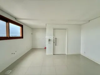Ambiente interno com paredes brancas e piso claro de um imóvel em Lajeado.