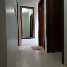 Hall de entrada com um espelho.
