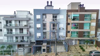 Fachada de um prédio residencial em Lajeado, Brasil, com múltiplos andares e varandas.