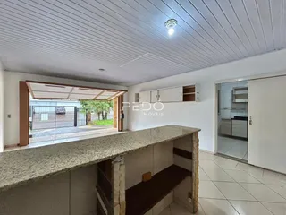Vista de uma cozinha com abertura para o quintal.