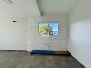 Quarto interno com janela de vista para a natureza.