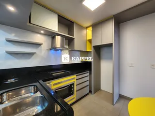 Cozinha moderna com armários cinza e bancadas escuras.