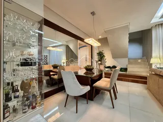 Ambiente interno com mesa de jantar e móveis modernos em um apartamento.
