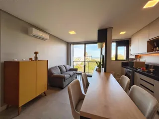 Sala de estar com vista para a paisagem.