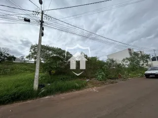 Vista da rua com vegetação ao redor de uma residência em Lajeado.