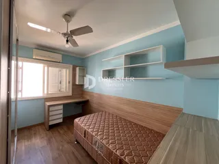 Quarto com paredes azul claro e piso de madeira em um imóvel no Brasil.