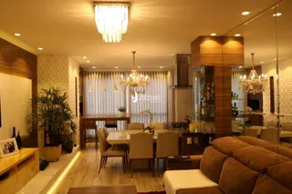 Ambiente interno com piso de madeira e iluminação decorativa.