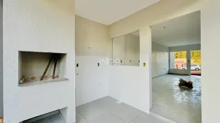 Interior de um ambiente com paredes brancas e piso claro.