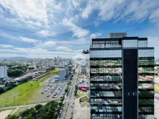 Vista aérea de um edifício alto e área verde em Lajeado.
