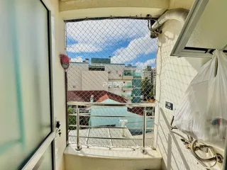 Vista da área externa de um imóvel em Lajeado, Brasil, com grade de segurança.