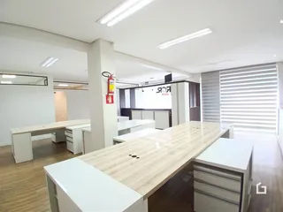 Ambiente de sala de jantar e cozinha em um imóvel moderno.
