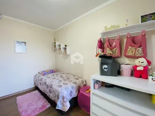 Quarto com cama e estante na parede em um imóvel no Brasil.