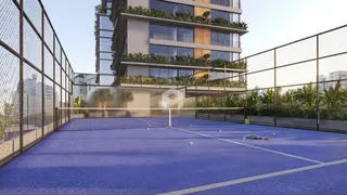 Quadra esportiva interna azul com linhas demarcadas.