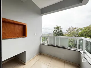 Vista interna de um ambiente com acesso a uma varanda.