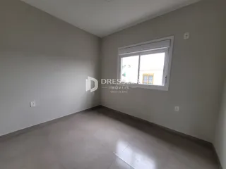 Vista interna de um cômodo com paredes brancas e piso claro.