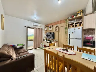 Sala de estar com vista para o exterior e área de jantar em um imóvel no Brasil.