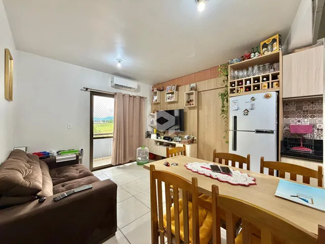 Sala de estar com vista para o exterior e área de jantar em um imóvel no Brasil.