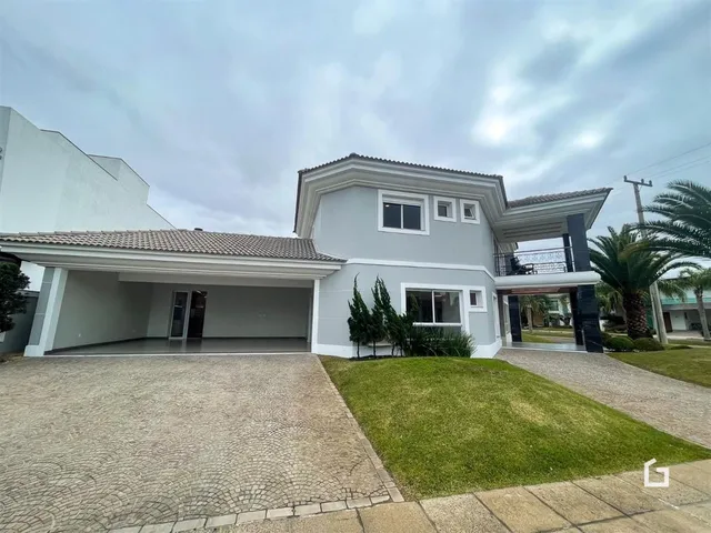 Fachada de uma residência em Lajeado, Brasil, com jardim frontal.