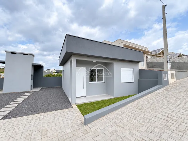 Fachada moderna de uma casa em Lajeado, Brasil, com revestimento cinza.