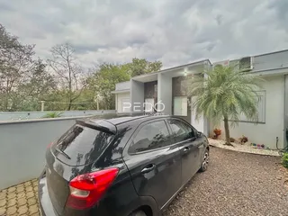 Fachada de uma residência em Lajeado, Brasil, com um carro estacionado na frente.