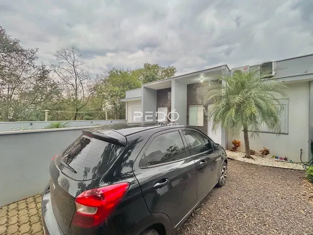 Fachada de uma residência em Lajeado, Brasil, com um carro estacionado na frente.